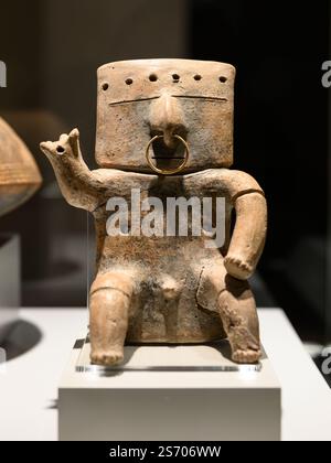 Madrid. Spanien. Sitzende menschliche Figur (Boulevardblatt). Keramik und Gold. Quimbaya Kultur, Integrationsperiode (1200-1500 n. Chr.) Kolumbien. Museo de América (Muse Stockfoto