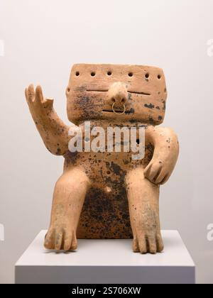 Madrid. Spanien. Figur, die einen Häuptling darstellt. Keramik. Quimbaya Culture, (1000-1500 n. Chr.) Kolumbien. Museo de América (Museum of the Americas). Abb. Stockfoto