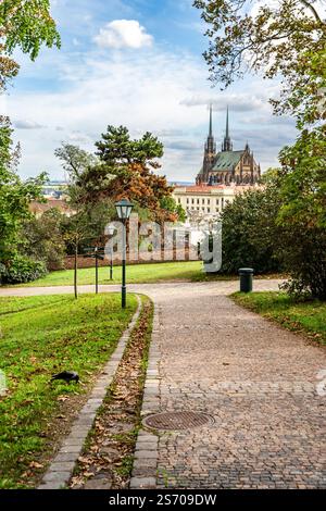 Parken Sie rund um das Schloss Spilberk (oder Spielberg), mit der Kathedrale St. Peter und St. Paul im Hintergrund, in Brünn, Mähren, Tschechien Stockfoto