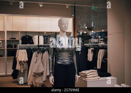 Schaufensterpuppe in stilvoller Kleidung in einem Geschäft Stockfoto