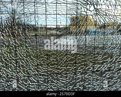 Risse im Glas am Fenster nach einem Einbruch Stockfoto