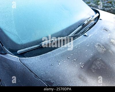 Gefrorene Windschutzscheibe auf dem Auto im Winter in der eiskalten Kälte mit Frost am Morgen Stockfoto