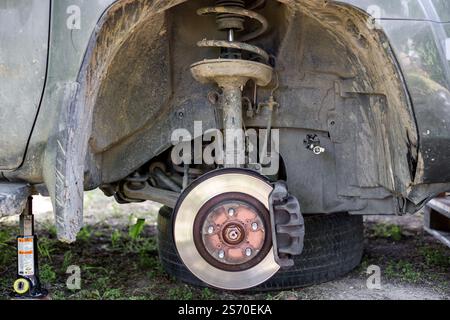 Reparatur der Autobremsanlage. Das Rad ausbauen, um Zugang zu den Bremsbelägen zu erhalten. Stockfoto
