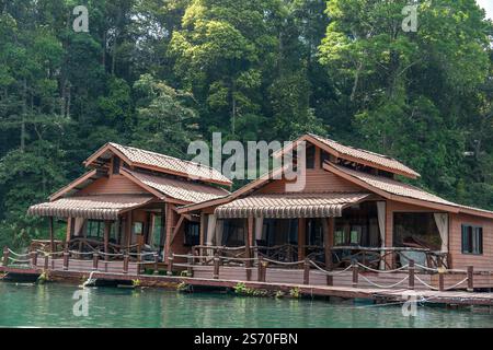 Hütten am Wasser in Khao Sok Stockfoto