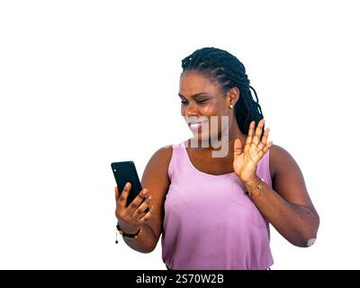 Porträt einer schönen jungen Frau, die während eines Videoanrufs auf dem Handy winkt und lächelt. Stockfoto