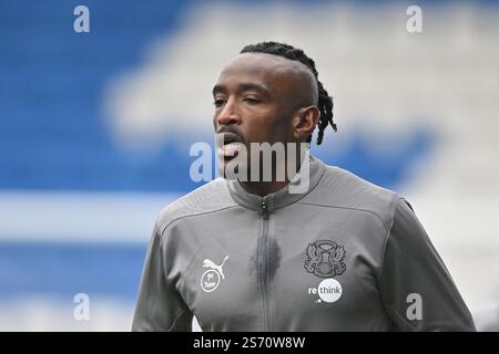 Peterborough, Großbritannien. Januar 2025. Omar Beckles (19 Leyton Orient) wärmt sich beim Spiel der Sky Bet League 1 zwischen Peterborough und Leyton Orient in der London Road, Peterborough am Freitag, den 17. Januar 2025 auf. (Foto: Kevin Hodgson | MI News) Credit: MI News & Sport /Alamy Live News Stockfoto