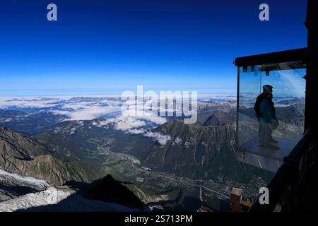 Der Schritt in die Void Glasplattform, Aussichtspunkt der Seilbahn Aiguille de Midi, Stadt Chamonix, Haute-Savoie, Französische Alpen, Frankreich, Europa Stockfoto