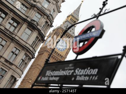 U-Bahn-Station Westminster Station mit Big Ben. U-Bahn-Station Westminster Station mit Big Ben. London England Großbritannien *** Westminster Station U-Bahn Station mit Big Ben Westminster Station U-Bahn Station mit Big Ben London England Großbritannien Stockfoto