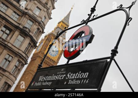 U-Bahn-Station Westminster Station mit Big Ben. U-Bahn-Station Westminster Station mit Big Ben. London England Großbritannien *** Westminster Station U-Bahn Station mit Big Ben Westminster Station U-Bahn Station mit Big Ben London England Großbritannien Stockfoto