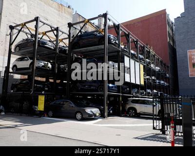 NEW YORK, USA - 28. AUGUST 2024 - teurer Parkplatz in der Innenstadt von Manhattan Stockfoto