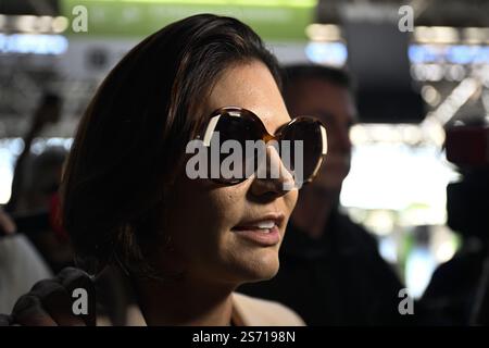 DF - BRASILIA - 18/01/2025 - BRASILIA, JAIR BOLSONARO VERABSCHIEDET SICH VON MICHELLE BOLSONARO - Michelle Bolsonaro, Ehefrau des ehemaligen brasilianischen Präsidenten Jair Bolsonaro, kommt am Flughafen Brasilia an, als sie am 18. Januar 2025 zur Amtseinführung von US-Präsident Donald Trump in Brasilia, Brasilien, reist. Foto: Mateus Bonomi/AGIF Stockfoto
