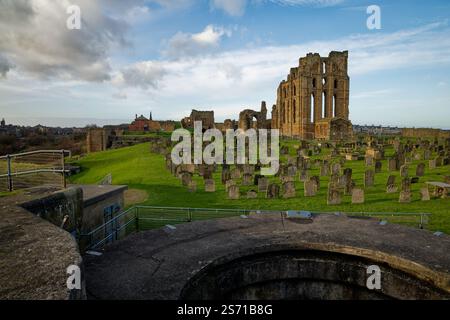 Der gesamte historische Umfang von Tynemouth Castle und Priory von klösterlich-sächsischem bis mittelalterlichem Schloss und Küstenverteidigung aus dem 20. Jahrhundert in Newcastle, England. Stockfoto