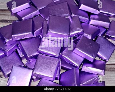 Schokoladenstücke gefüllt und gefüllt mit Haselnüssen und Rosinen, Schokolade ist ein Lebensmittel, das aus gerösteten und gemahlenen Kakaobohnen hergestellt wird, die eine Flüssigkeit sein können, sol Stockfoto