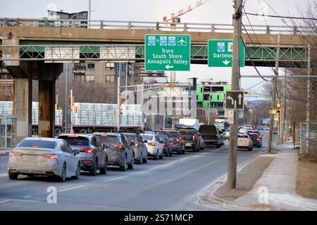 Der Autoverkehr unter dem Highway 102 überquert den Joseph Howe Drive in Halifax, Nova Scotia, Kanada Stockfoto