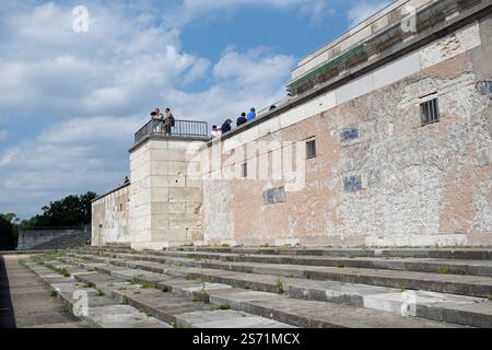 Die Tribüne auf dem Zeppelinfeld der Nazi-Partei, Nürnberg. Das Gebäude wurde von Albert Speer entworfen. Stockfoto