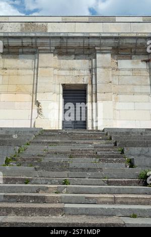 Tür und Treppe führen hinunter zum „Führerpodium“. Tribüne, Zeppelin Field Nazi Party Rallye Ground, Nürnberg, Deutschland. Stockfoto