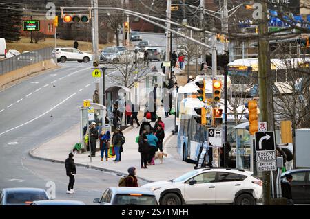 Passagiere, die auf Halifax Transit Busse am Mumford Terminal warten, einer Bushaltestelle für öffentliche Verkehrsmittel an der Mumford Road in Halifax, Nova Scotia, Kanada Stockfoto
