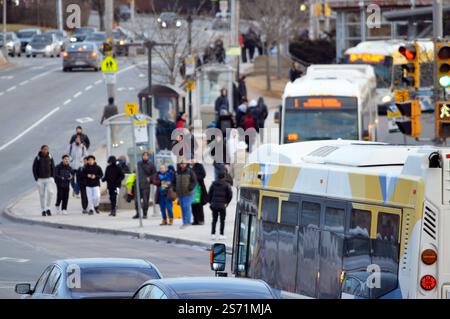 Passagiere, die auf Halifax Transit Busse am Mumford Terminal warten, einer Bushaltestelle für öffentliche Verkehrsmittel an der Mumford Road in Halifax, Nova Scotia, Kanada Stockfoto