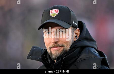 vor Spielbeginn: Trainer Sebastian Hoeness VfB Stuttgart Portrait VFB STUTTGART VS SC FREIBURG SCF 18.01.2025 DFL-VORSCHRIFTEN VERBIETEN DIE VERWENDUNG VON FOTOS ALS BILDSEQUENZEN UND/ODER QUASI-VIDEO Stockfoto