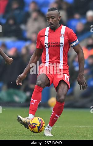Peterborough, Großbritannien. Januar 2025. Omar Beckles (19 Leyton Orient) übergibt den Ball während des Spiels der Sky Bet League 1 zwischen Peterborough und Leyton Orient in der London Road, Peterborough am Freitag, den 17. Januar 2025. (Foto: Kevin Hodgson | MI News) Credit: MI News & Sport /Alamy Live News Stockfoto