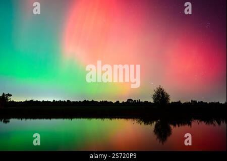 Nordlichter reflektieren über dem Fluss Avon in Eckington, Worcestershire, England Stockfoto