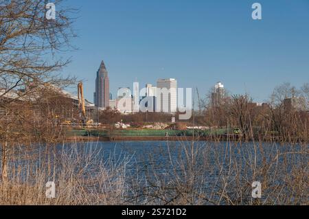 Frankfurt, Deutschland. Februar 2022. Blick auf die Stadt und den See im Rebstock Park in Frankfurt am Main an einem sonnigen Wintertag in deutschland. Stockfoto