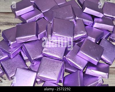 Schokoladenstücke gefüllt und gefüllt mit Haselnüssen und Rosinen, Schokolade ist ein Lebensmittel, das aus gerösteten und gemahlenen Kakaobohnen hergestellt wird, die eine Flüssigkeit sein können, sol Stockfoto