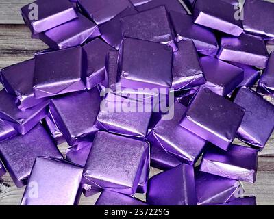 Schokoladenstücke gefüllt und gefüllt mit Haselnüssen und Rosinen, Schokolade ist ein Lebensmittel, das aus gerösteten und gemahlenen Kakaobohnen hergestellt wird, die eine Flüssigkeit sein können, sol Stockfoto