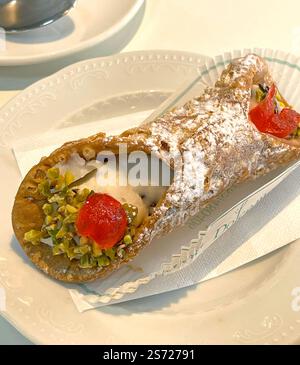 Canoli mit Pistazien auf Untertasse. Essen und Trinken. Traditionelles italienisches Dessert. Stockfoto