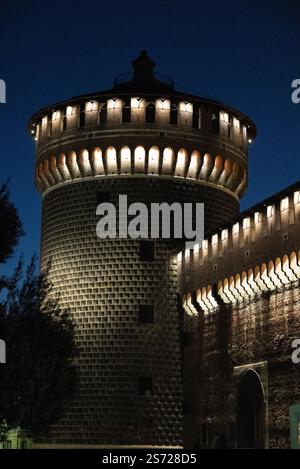 Nächtlicher Blick auf Castello Sforzesco (Burg von Sforza), eine mittelalterliche Festung in Mailand, Norditalien. Details der Gebäude Stockfoto