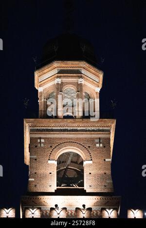 Nächtlicher Blick auf Castello Sforzesco (Burg von Sforza), eine mittelalterliche Festung in Mailand, Norditalien. Details der Gebäude Stockfoto