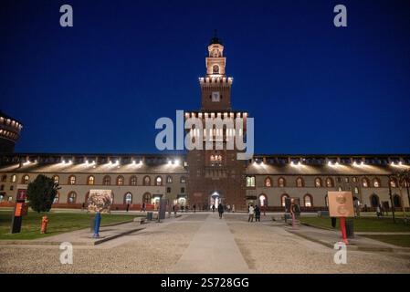 Nächtlicher Blick auf Castello Sforzesco (Burg von Sforza), eine mittelalterliche Festung in Mailand, Norditalien. Details der Gebäude Stockfoto