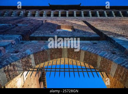 Nächtlicher Blick auf Castello Sforzesco (Burg von Sforza), eine mittelalterliche Festung in Mailand, Norditalien. Details der Gebäude Stockfoto