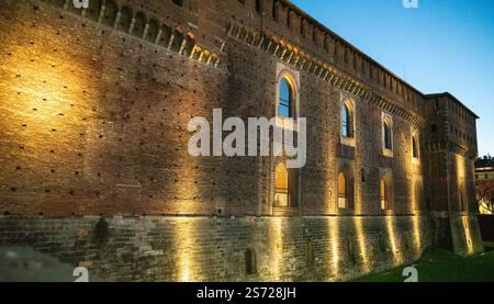 Nächtlicher Blick auf Castello Sforzesco (Burg von Sforza), eine mittelalterliche Festung in Mailand, Norditalien. Details der Gebäude Stockfoto