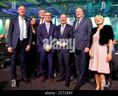 V.l. Mario Tobias, Dr. Christian von Boetticher mit Frau Sarah, Cem Özdemir, Kai Wegner, Joachim Rukwied mit Frau bei der Eröffnungsfeier der Blumenhalle auf der Grünen Woche 2025. *** Von links Mario Tobias, Dr. Christian von Boetticher mit Ehefrau Sarah, Cem Özdemir, Kai Wegner, Joachim Rukwied mit Ehefrau bei der Eröffnungszeremonie der Blumenhalle in der Grünen Woche 2025 Stockfoto