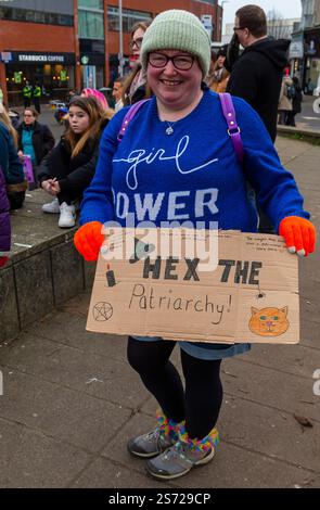 Bournemouth, Dorset, Großbritannien. Januar 2025. Der Frauenrechtsmarsch findet in Bournemouth statt, einer von vielen, die im ganzen Land stattfinden und in Solidarität mit Frauen, Menschen und marginalisierten Gemeinschaften marschieren, deren Grundrechte bedroht sind. Der Demonstrant hält ein Plakat mit der Aufschrift "Hex the Patriarchy". Quelle: Carolyn Jenkins/Alamy Live News Stockfoto
