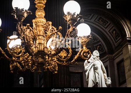 Religiöse Statue aus der Madeleine-Kirche in Paris Stockfoto