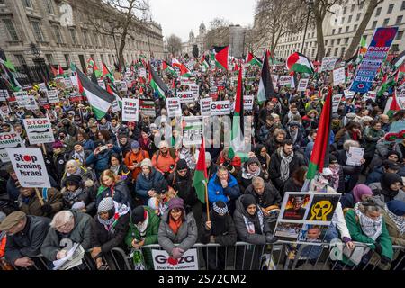 London, Großbritannien. 18. Januar 2025. Palästinensische Anhänger nehmen an einer Solidaritätskundgebung in Whitehall Teil. Dies ist das 23. Ereignis in der Hauptstadt nach dem Angriff der Hamas am 7. Oktober und den darauf folgenden Aktionen Israels. Die Kundgebung findet am Vorabend eines vereinbarten sechswöchigen Waffenstillstands statt, während dessen Dutzende von von der Hamas festgehaltenen Geiseln gegen Palästinenser in israelischen Gefängnissen ausgetauscht werden. Quelle: Stephen Chung / Alamy Live News Stockfoto