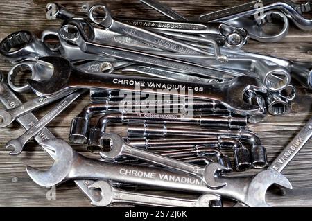 Verschiedene Handwerkzeuge eines Mechanikers, Kombinationsschlüssel, L-förmige Steckschlüssel, Stahlschlüssel, Handwerkzeugsatz, verschiedene Werkzeuge wie Ringschlüssel, Kamm Stockfoto