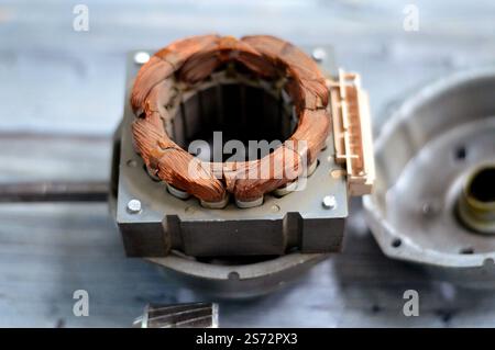 Wartung des Lüftermotors, Elektromotor ist eine Maschine, die elektrische Energie in mechanische Energie umwandelt und durch die Interaktion zwischen arbeitet Stockfoto