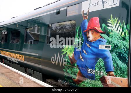 Bild des Paddington-Bären im Bus 838106 des Paddington-Zuges der Great Western Railway in Peru neben dem Bahnsteig am Bahnhof Totnes. Stockfoto
