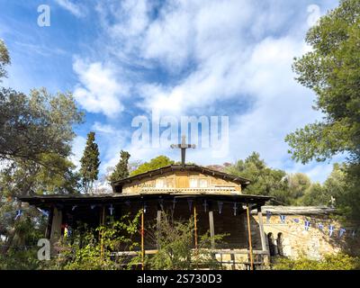 Kirche von Agios Dimitrios Loumbardiaris auf dem Hügel Filopappou, blauer bewölkter Himmel, Athen, Griechenland Stockfoto