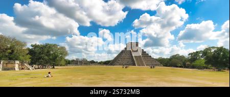 Panoramablick auf Chichen Itza und El Castillo Pyramide. Stockfoto