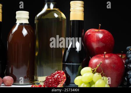 Verschiedene Essigsorten. Granatapfel-, Apfel- und Balsamico-Essig in Flaschen Stockfoto