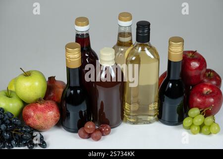 Verschiedene Arten von Essig, Apfel-, Balsamico-, Wein- und Granatapfelessig in Flaschen Stockfoto