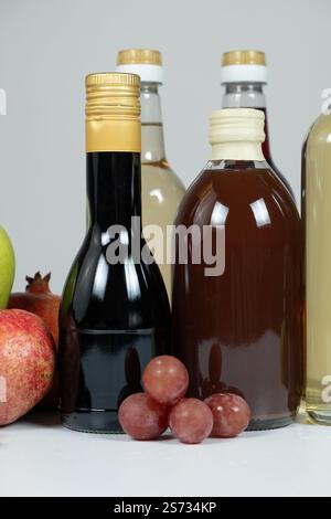 Verschiedene Essigsorten. Balsamico-, Granatapfel- und Apfelessig in Flaschen Stockfoto