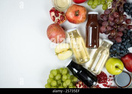 Verschiedene Arten von Essig Balsamico, Apfel, Wein und Granatapfel in Glasflaschen. Kopierbereich für Text Stockfoto