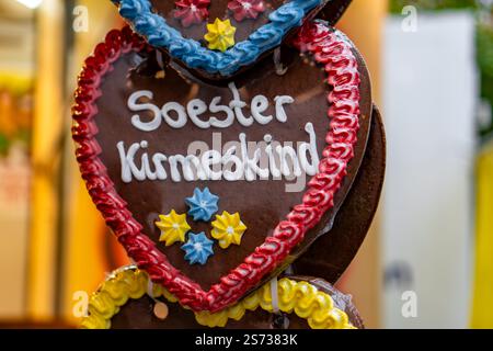 Eine Ausstellung von bunten Keksen mit den Worten „Soester Kirmeskind“ darauf. Das rot umgrenzte Herz Stockfoto