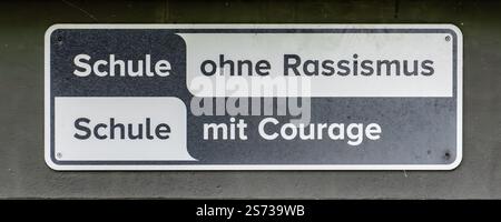 Ein Schild, auf dem Schule ohne Rassismus mit Mut steht. Es ist ein Zeichen, das in einer fremden Sprache steht Stockfoto