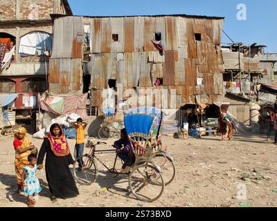 Informelle Siedlung entlang Showari Ghat, Dhaka, Bangladesch, mit urbaner Armut, provisorischem Wohnraum, und das tägliche Leben seiner Bewohner. Stockfoto